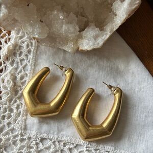 Kendra Scott Kaia Hoops in Vintage Gold
